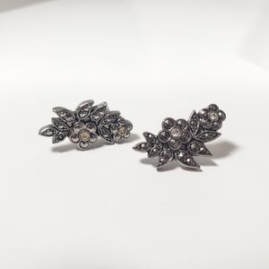 VINTAGE AVON Ultra Classy Floral Earrings